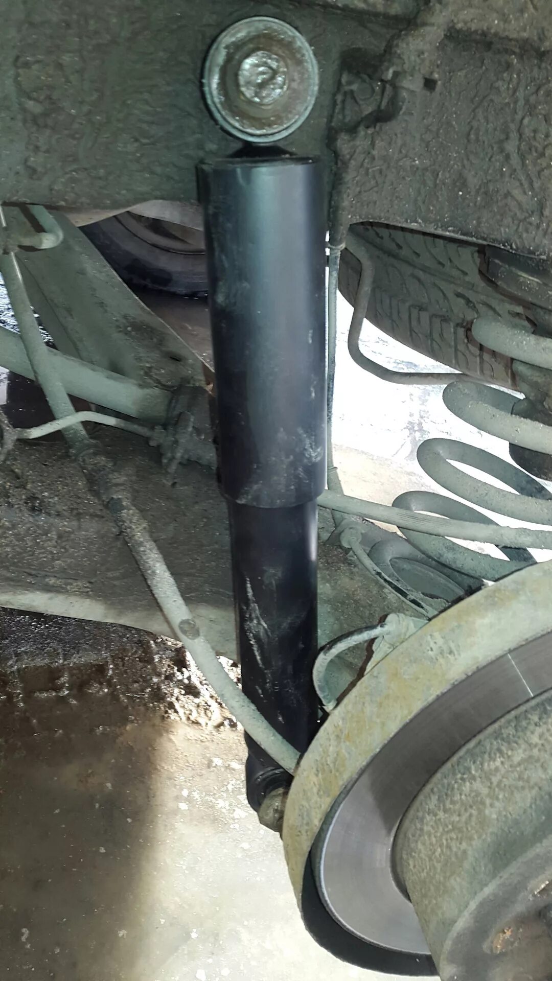 Задние амортизаторы рав 4. Задние амортизаторы рав 4. Замена амортизатора тойота рав 4. Тойота рав 4 2 поколение задние пружины. Пружины вместо торсионов тойота лайт айс.