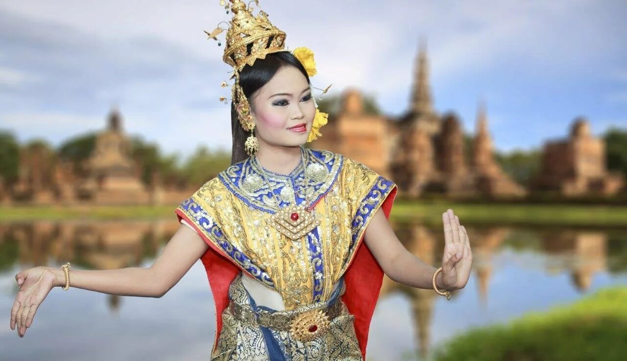 Тайская женщина в национальном костюме. Восточная Азия. Красивые тайки. Таиланд.
