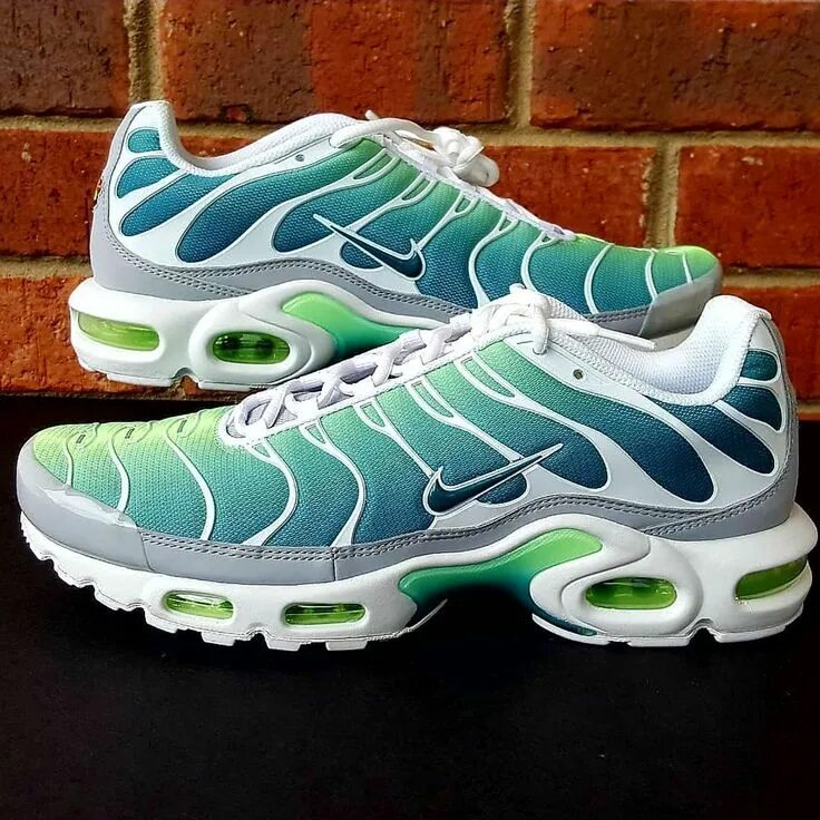 Тн белые. Nike Air Max Plus TN Green. Nike Air Max TN Plus зеленые. Nike Air Max TN Plus White Green. Nike Air Max TN.