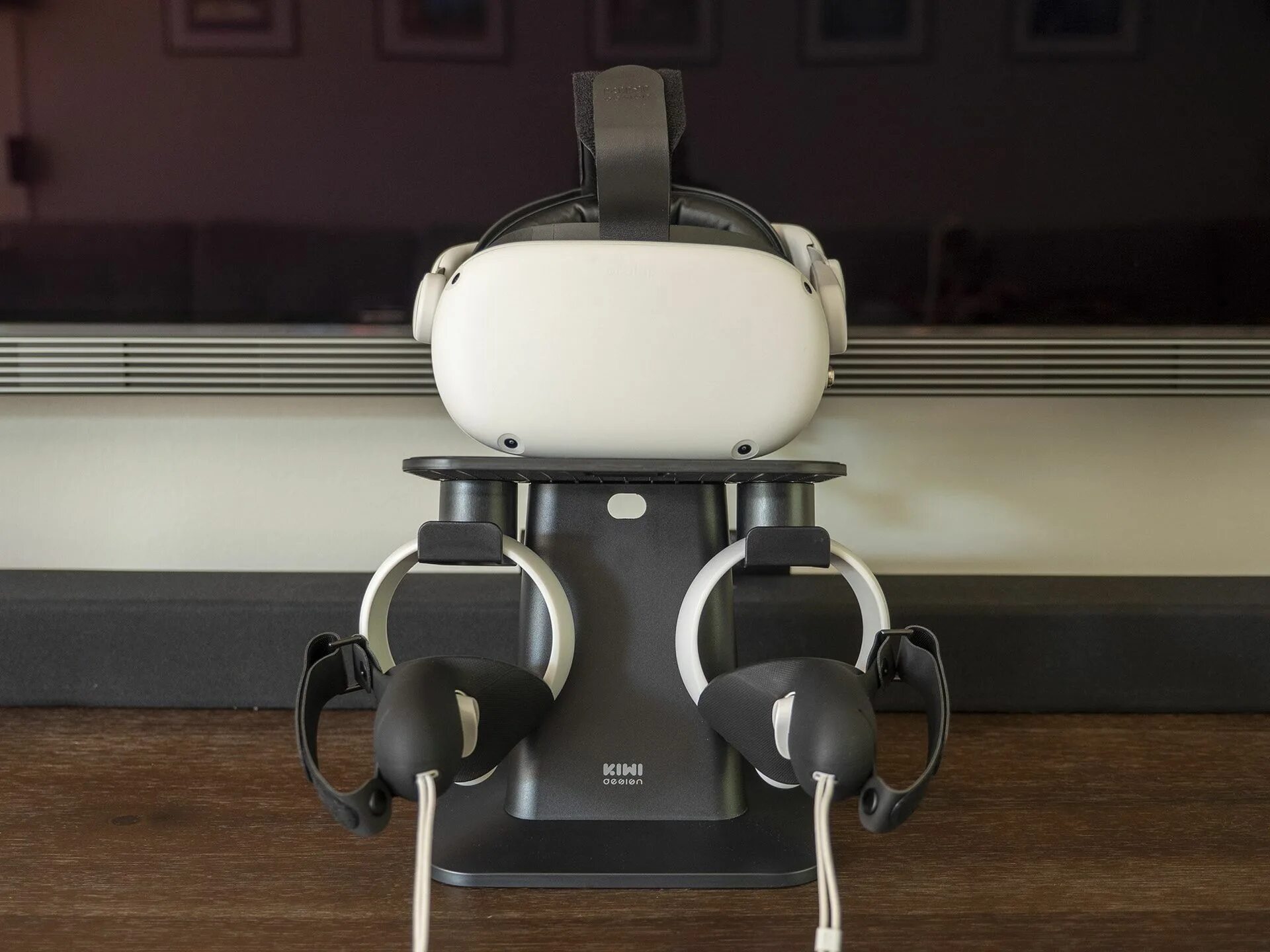 Stand quest. Oculus quest 2 аксессуары. vr стойка. киви дизайн oculus quest 2. oculus quest 2 крепление для головы.