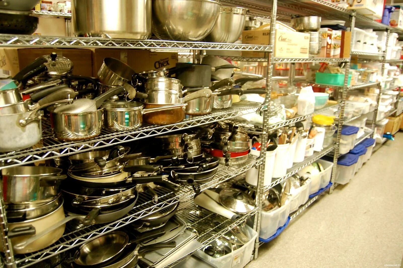 Посуда-хозяйственные товары. Металлическая посуда. Выкладка металлической посуды. Прилавки с посудой. Магазин продажи посуды