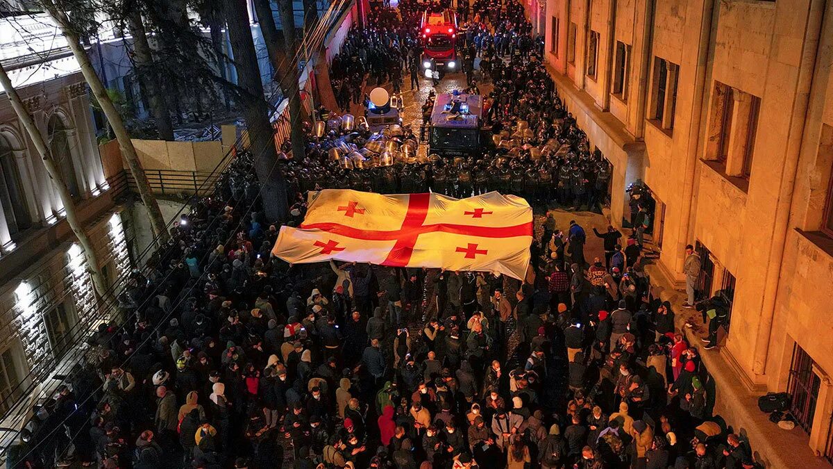 Почему митинги в тбилиси. Майдан в грузии 2025. протесты в тбилиси. тбилиси митинга иноагенты. грузинский майдан.