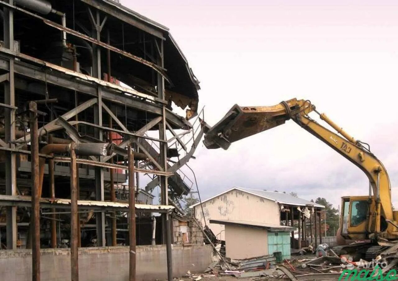 Монтаж керамической черепицы. Демонтаж бетонных перегородок. Демонтаж отбойным молотком. Демонтированный материал. Демонтаж перегородок.