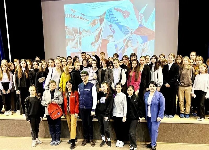 Встреча с движением первых. Молодежное движение. встреча со студентами. встреча с молодежью. встреча со студентами в школе.