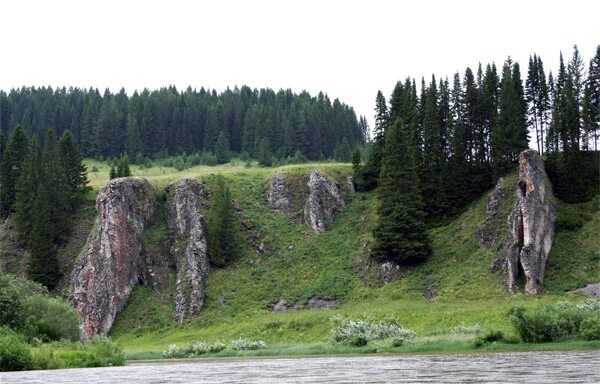 Камень гребень. Чусовая камень гребешок Кын. Камень гребешки на Чусовой. Скала гребешок на реке Чусовая. Камень гребешок Чусовой Чусовой памятник.