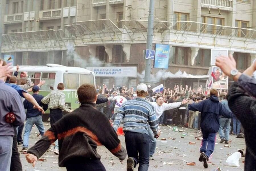 12 июня 2002 г 67. Манежка Россия Япония 2002. Россия Япония 2002 беспорядки. Беспорядки в Москве 2002 на Манежной площади.