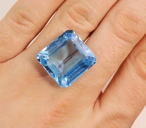 Крупный в мире ограненный топаз. Камень топаз огранка цветок. Топаз голубой голубой крупный. Топаз в карате. 267 карат.