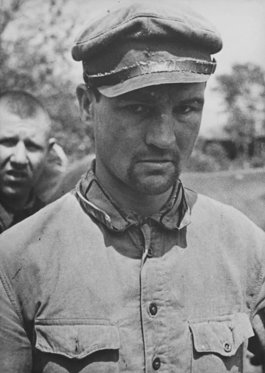 Советские офицеры в плену. Пленные советские офицеры 1941. пленные командиры ркка 1941.