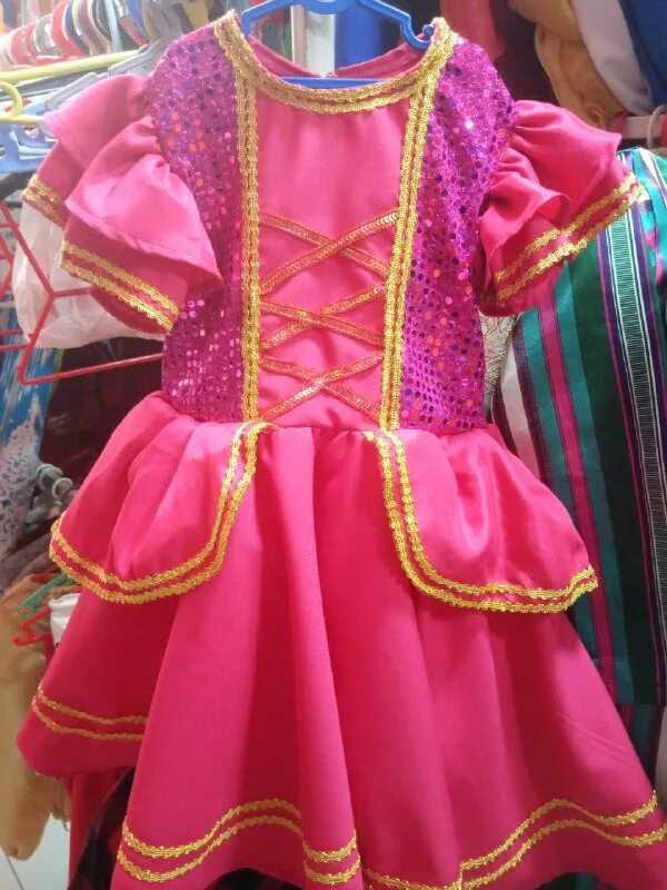 Маскарад в самаре на ленинградской. Мэдден бал костюмированный. Маскарад ростов на дону. Маска маскарадная "голубая". Женщина в золотой маске.