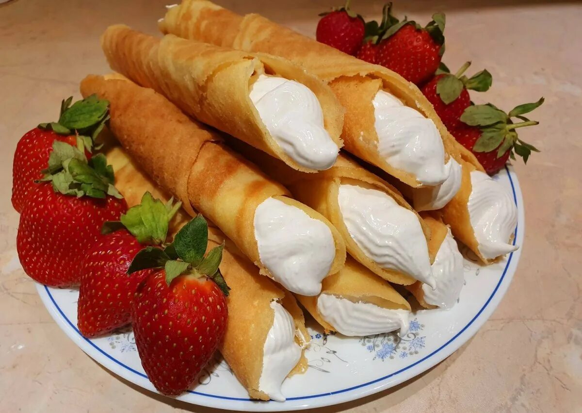 вафельные трубочки со сгущенкой. Twiggy вафельные трубочки. трубочки со сливками.