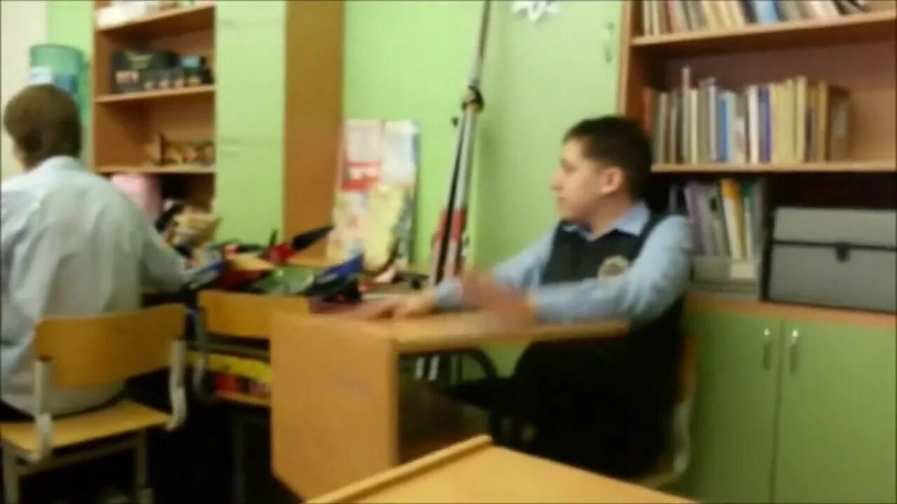 Залезть под парту