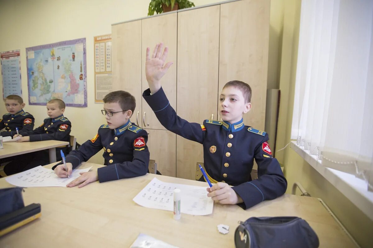 Кадетские классы в москве с 5 класса. Кадетское Воткинское училище. Кадет (воспитанник кадетского корпуса). Тюменское президентское кадетское училище. На занятиях в кадетском корпусе.