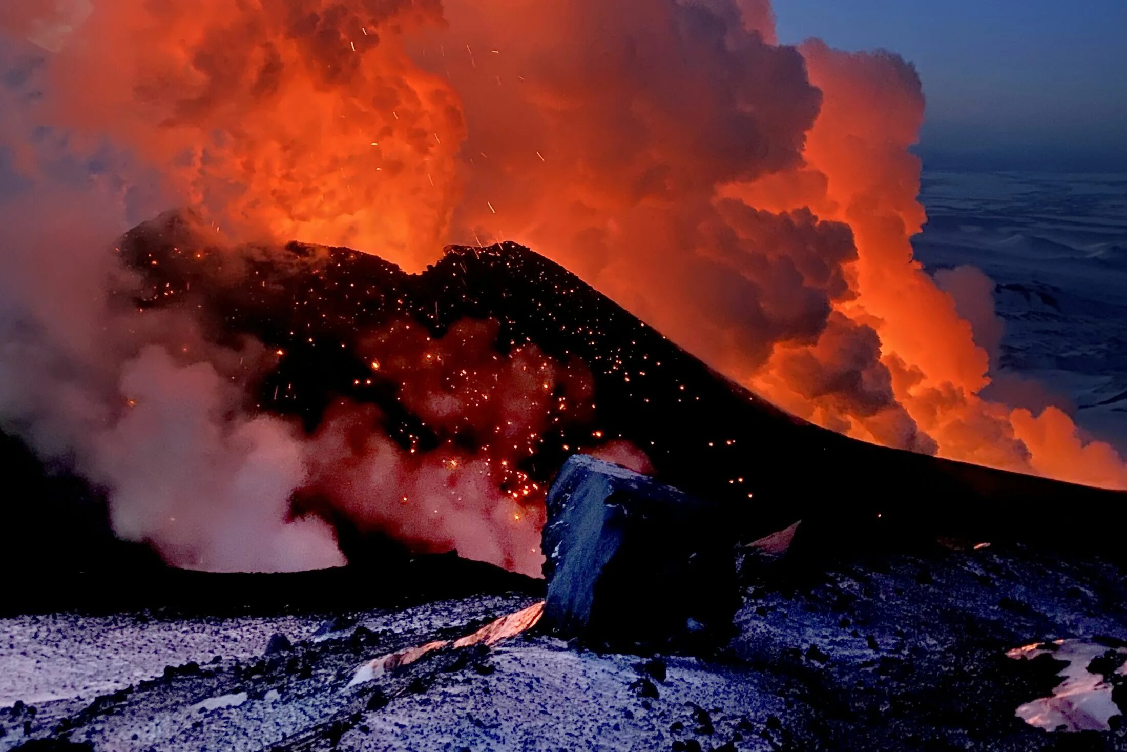 Камчатка вулкан Ключевская сопка извержение. Взрыв вулкана Ключевская сопка. Извержение вулкана Ключевская сопка 2021. Камчатка Ключевская сопка извержение. Заметивший вулкан
