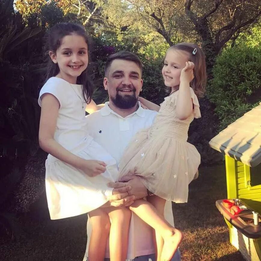 Василиса вакуленко дочь басты. Баста дочь маша. Солистка басты 2022. Маша вакуленко дочь басты. Баста с семьей 2020.