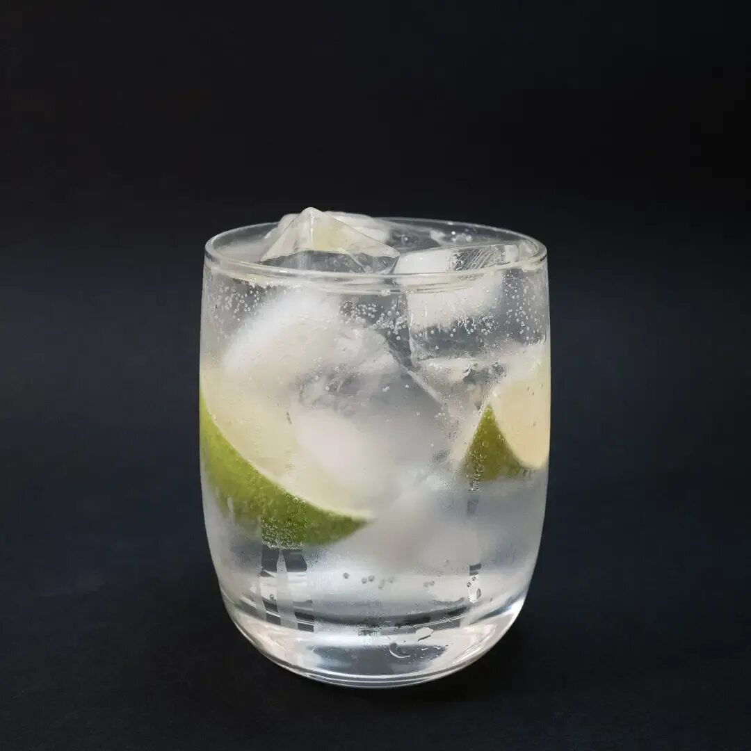 Это новый джин тоник. Gin tonic cocktail. коктейль джин мартини тоник. gin tonic напиток. мартини с джин тоником.