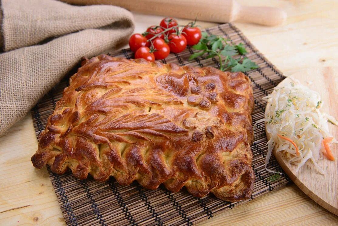 Рецепт закрытого пирога. Двенадцатислойная кулебяка. красивый пирог с капустой. дрожжевой пирог с капустой. украшение закрытого пирога с капустой.