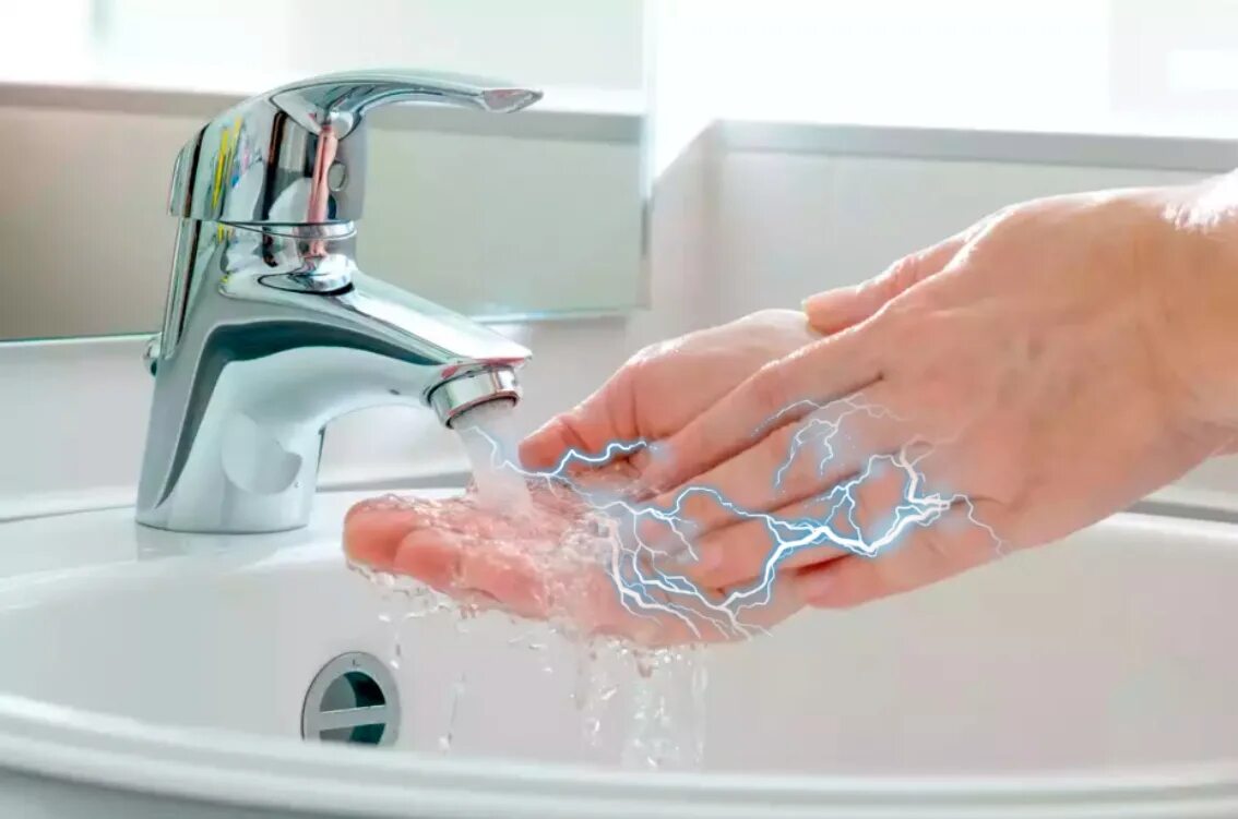 Почему руки бьют током. Кран с водой. Кран в ванной бьет током. Вода из крана бьет током. Вода бьет током в ванной.