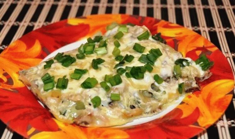 Килька с картошкой. Блюда из куриных голов. Приготовить курицу с солеными огурцами. Курица тушеная в тарелке. Грудка с картошкой в духовке.