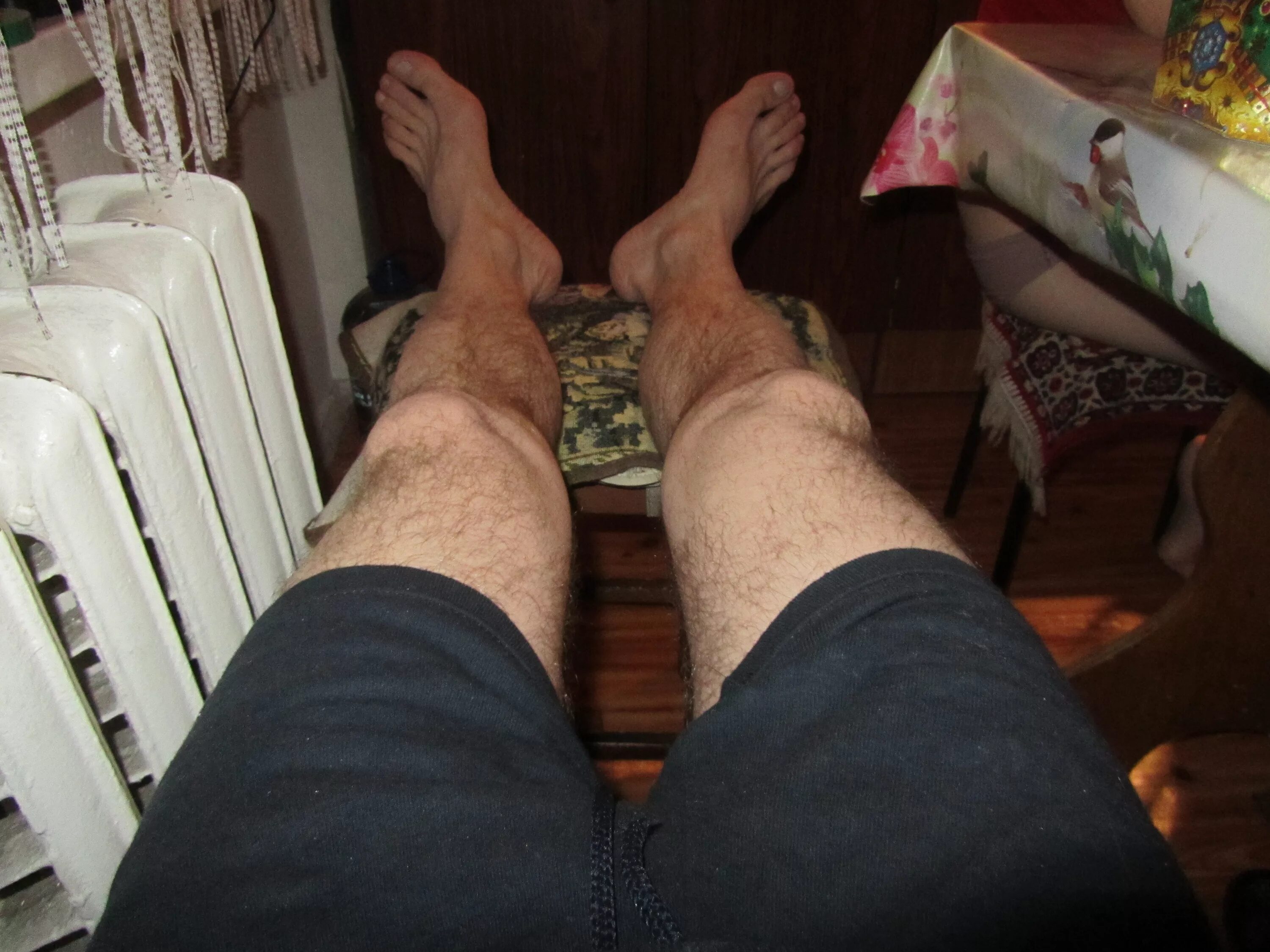 Сильно волосатые ноги. Ноги парней. Мужские ноги. Мужские волосатые ноги в носках.