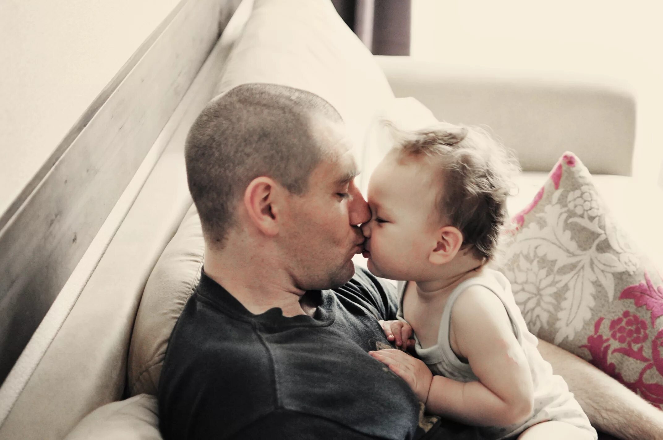 Dad and son x. Поцелуй daddy. настоящий daddy. step daddy и сын. only dad дочь.