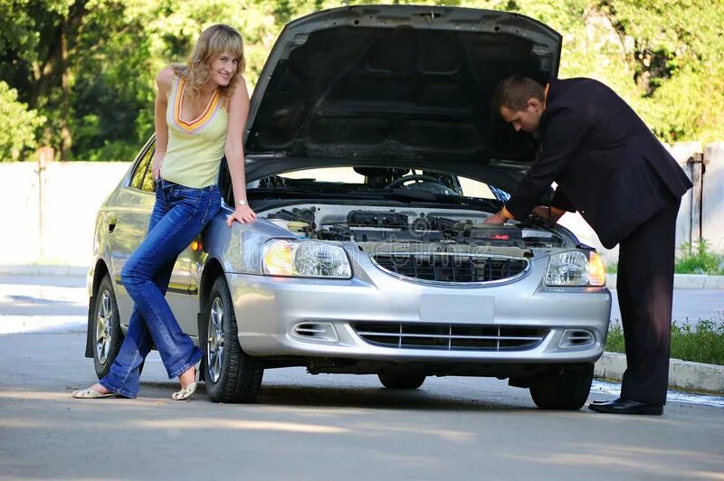 Девушка и мужчина чинят машину. Трое мужчин ремонтируют автомобиль. Расплатилась за починку автомобиля. Пришел чинить машину подруге.