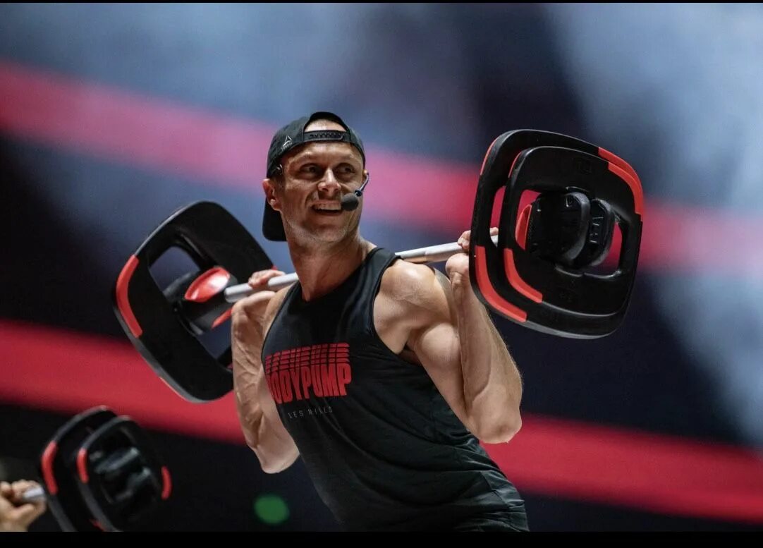 Пампить мышцы. Мужчина с гантелей. Pumping training. Мужик со штангой. Памп джим.