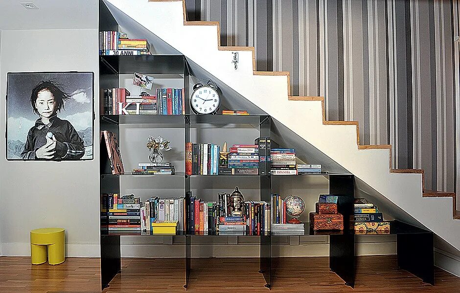 Полки под лестницей. Шкафчики под лестницей. Шкаф под лестницей. Прихожая под лестницей. Полки под лестницей.