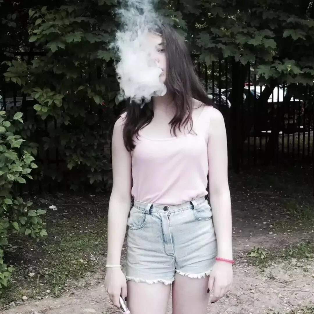 Курил в 14 лет. Девушка 14 лет курит. Девушка 15 лет курит. Курящие девочки 15 лет. Курящая девочка 14 лет.