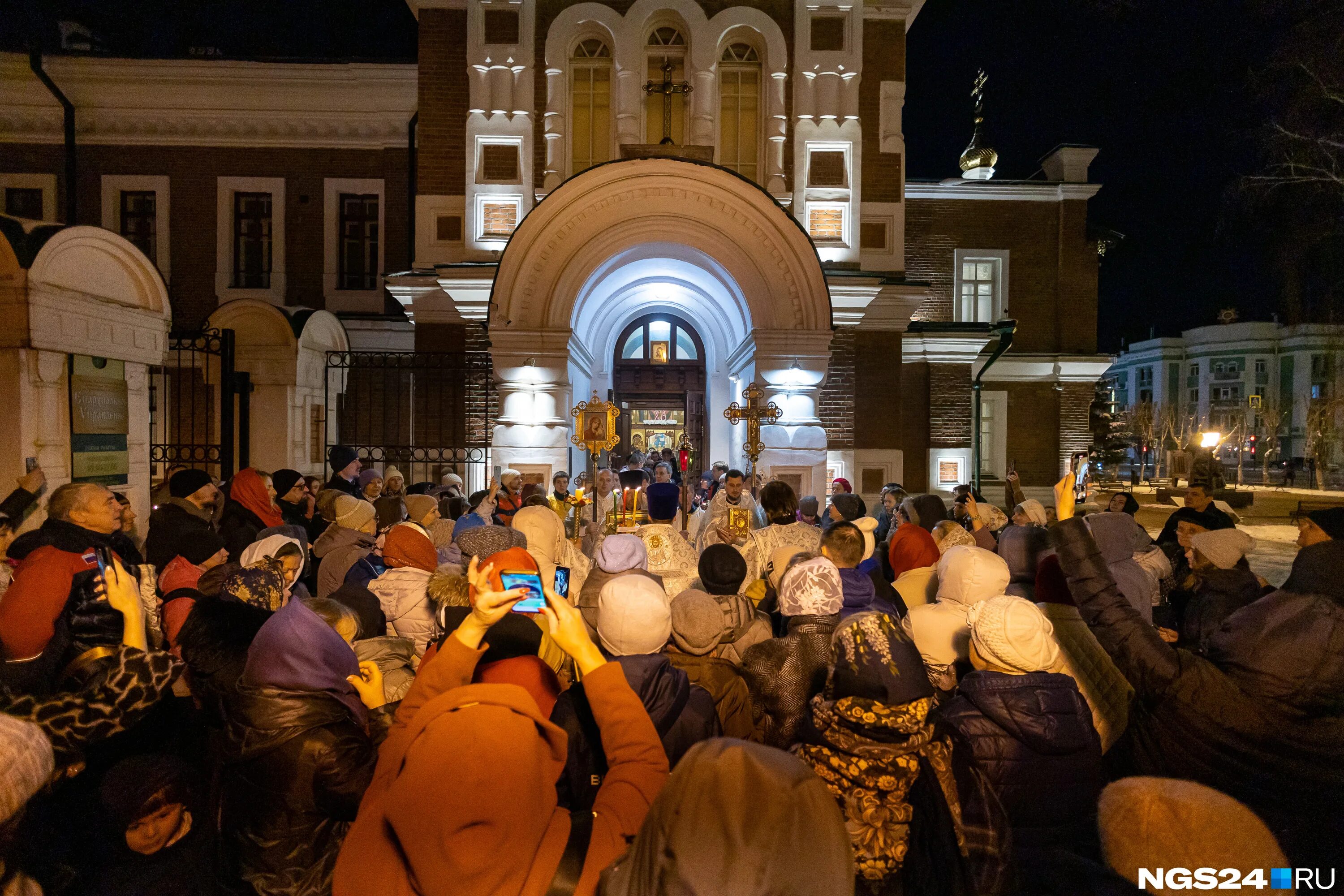 Пасхальная ночь. Храм в пасхальную ночь. Люди в храме. Пасхальная служба в храме. Какого мая пасха в 2024