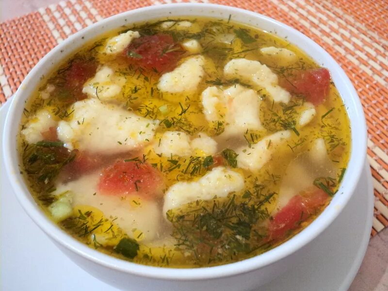 Суп галушки кубанский. Куриный суп с чесночными галушками. Куриный суп с галушками. Куриное консоме с клецками. Куриное консоме с клецками.