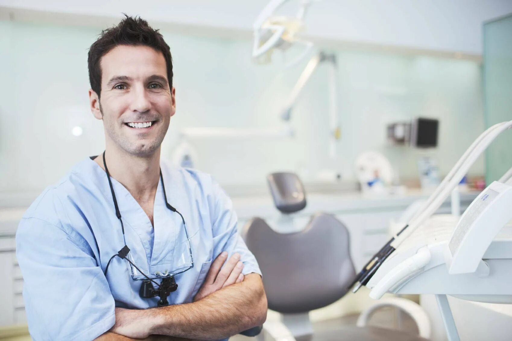 Стоматологический врач. Дэн Фишер стоматолог. Зубной врач. Красивый стоматолог. Фотосессия стоматолога.