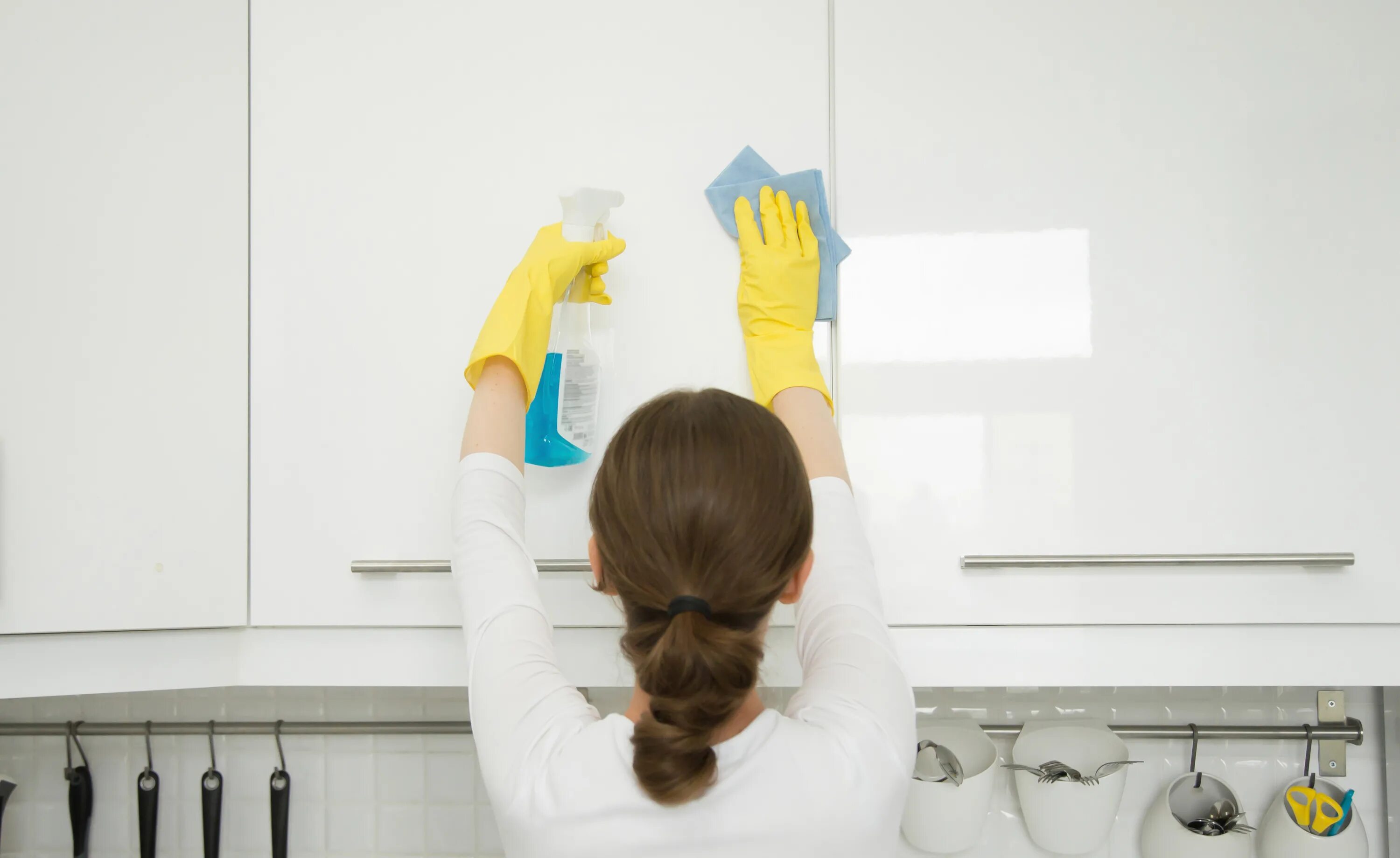 Чем можно мыть кухню. Мытье кухни. Уборка кухни. Мытье кухонного гарнитура. Кухонная поверхность уборка.