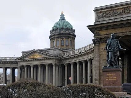 Памятник рядом с казанским собором