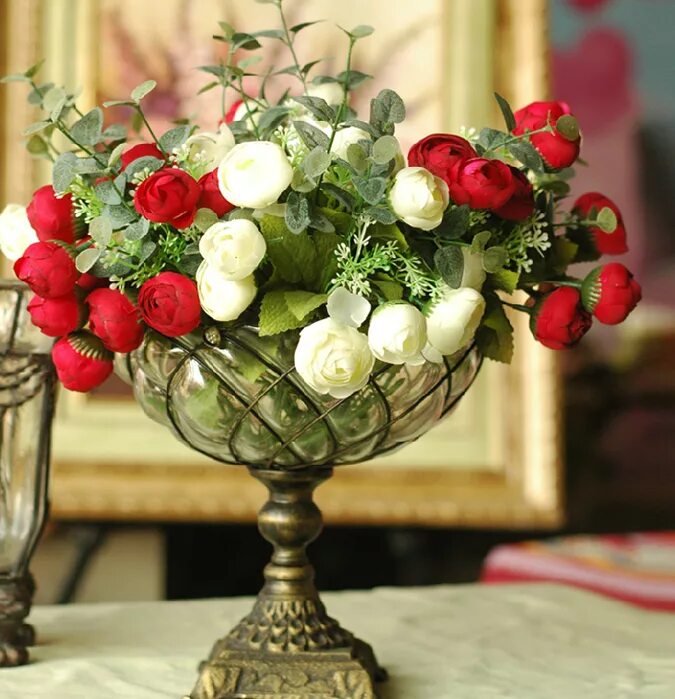 Букеты в вазах. В нарядной декоративной вазе стоит букет. Букеты в вазах. Интерьерные цветочные композиции. Красивые цветы в вазах.