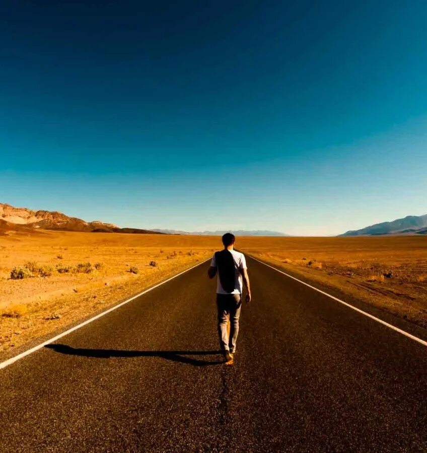 Универсальный путь в жизни. Чтобы дойти до цели надо идти. Человек на дороге. Одинокий человек на дороге. Открытие дорог.