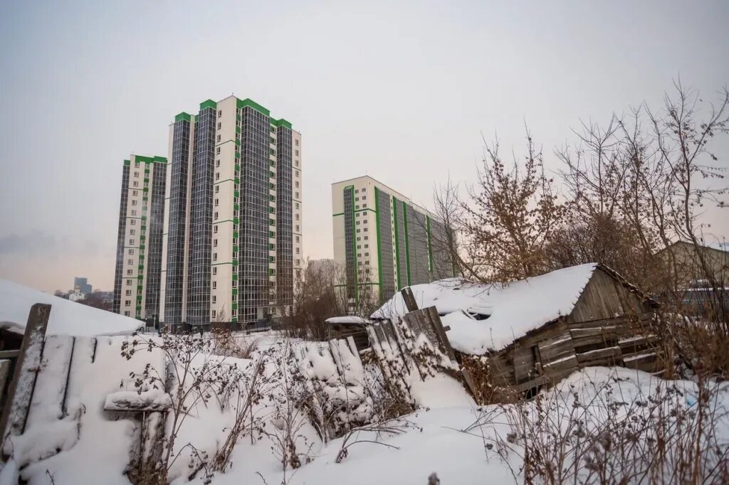 Новосибирск многоэтажки. Частный дом среди многоэтажек Новосибирск. Новосибирские 25 этажки. Жилой сектор. Купить 25 новосибирская область