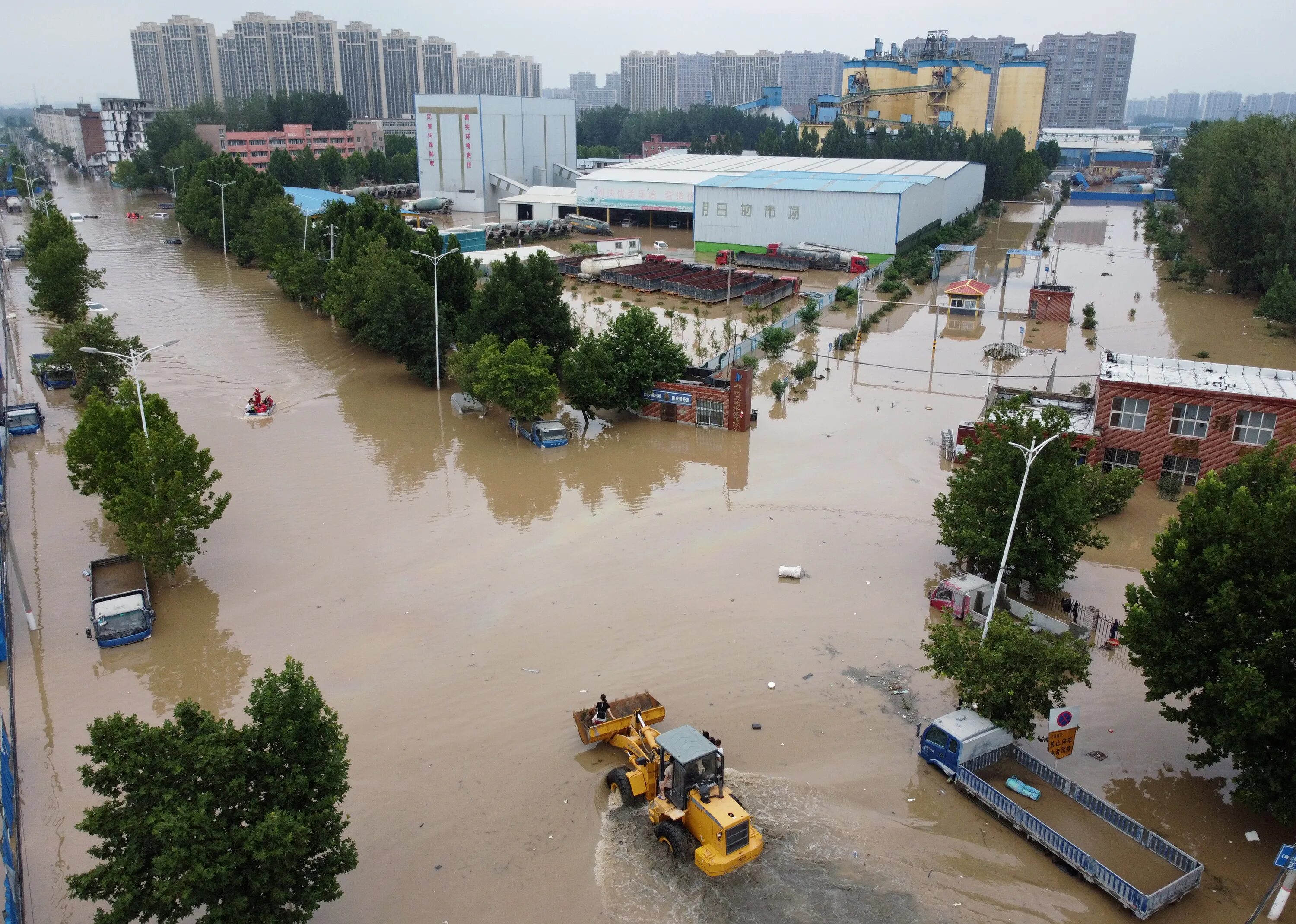 Flood natural disaster. Наводнение в Хэнань. Наводнение в Китае 2021. Чжэнчжоу наводнение. Наводнение в Японии 2021.