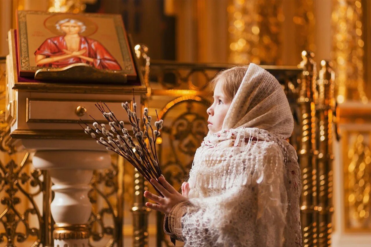Дети в православном храме. Что делают дети в церкви. Обряд таинство крещения. Причащение святой петрониллы. Церковный обряд крещения.