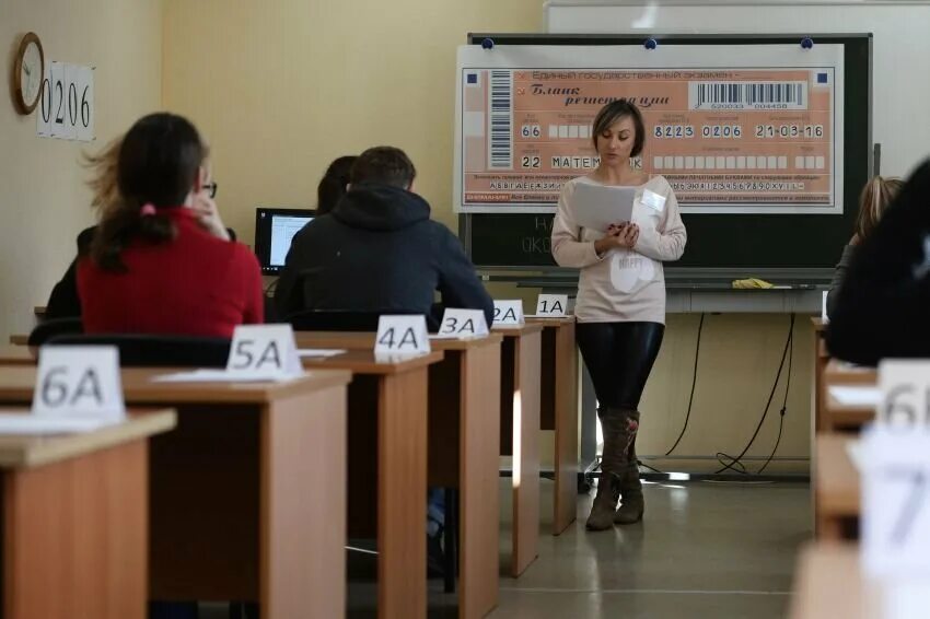 Учитель на экзамене огэ. Ученик 9 класса. Фото девочки в руках книга по огэ горящая. Экзамен егэ. Учительница.