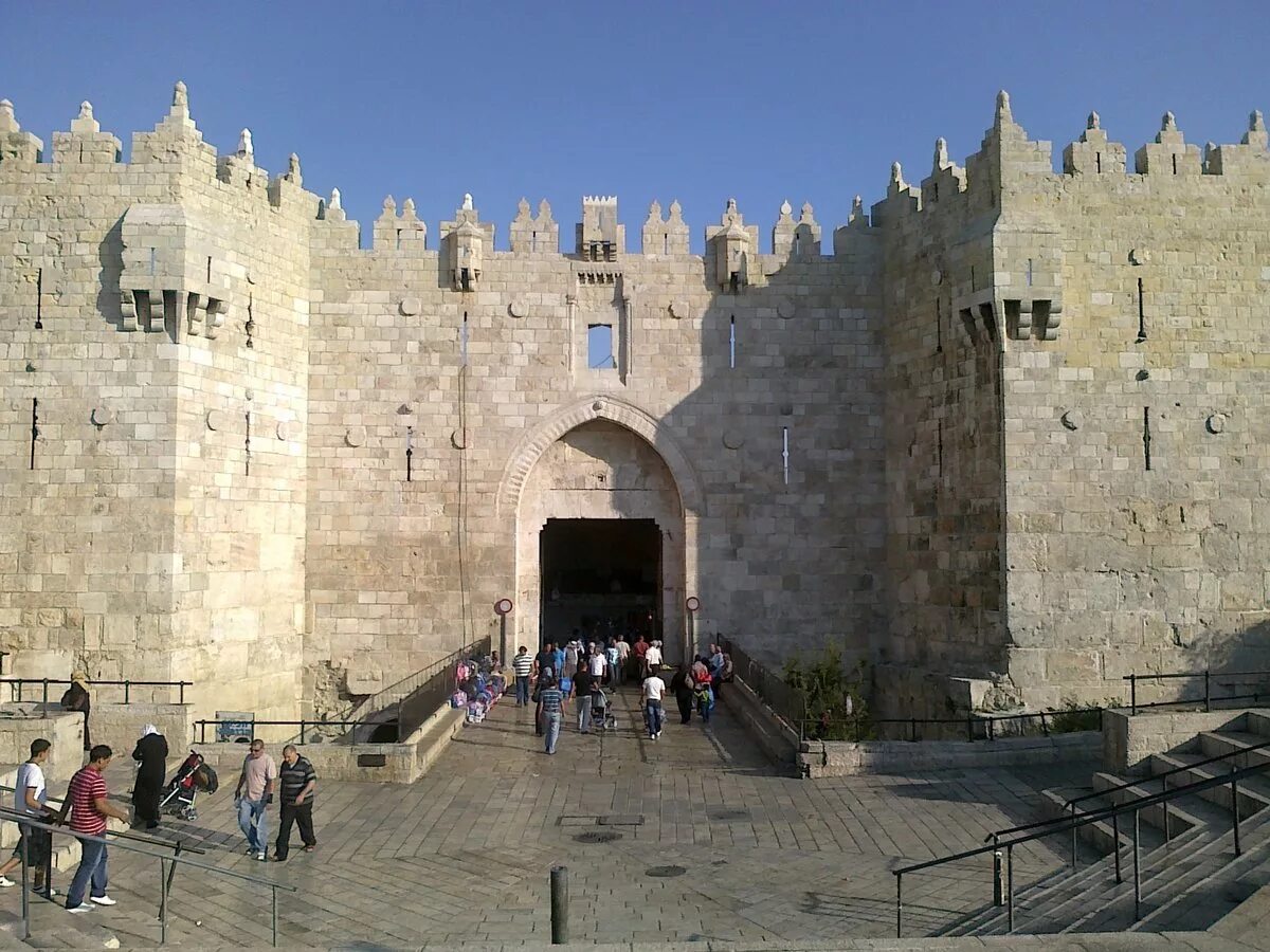 Достопримечательности среднего города. Шхемские ворота Иерусалима. Дамасские ворота в Иерусалиме. Осада Иерусалима (1187). Ворота Святого Стефана в Иерусалиме.