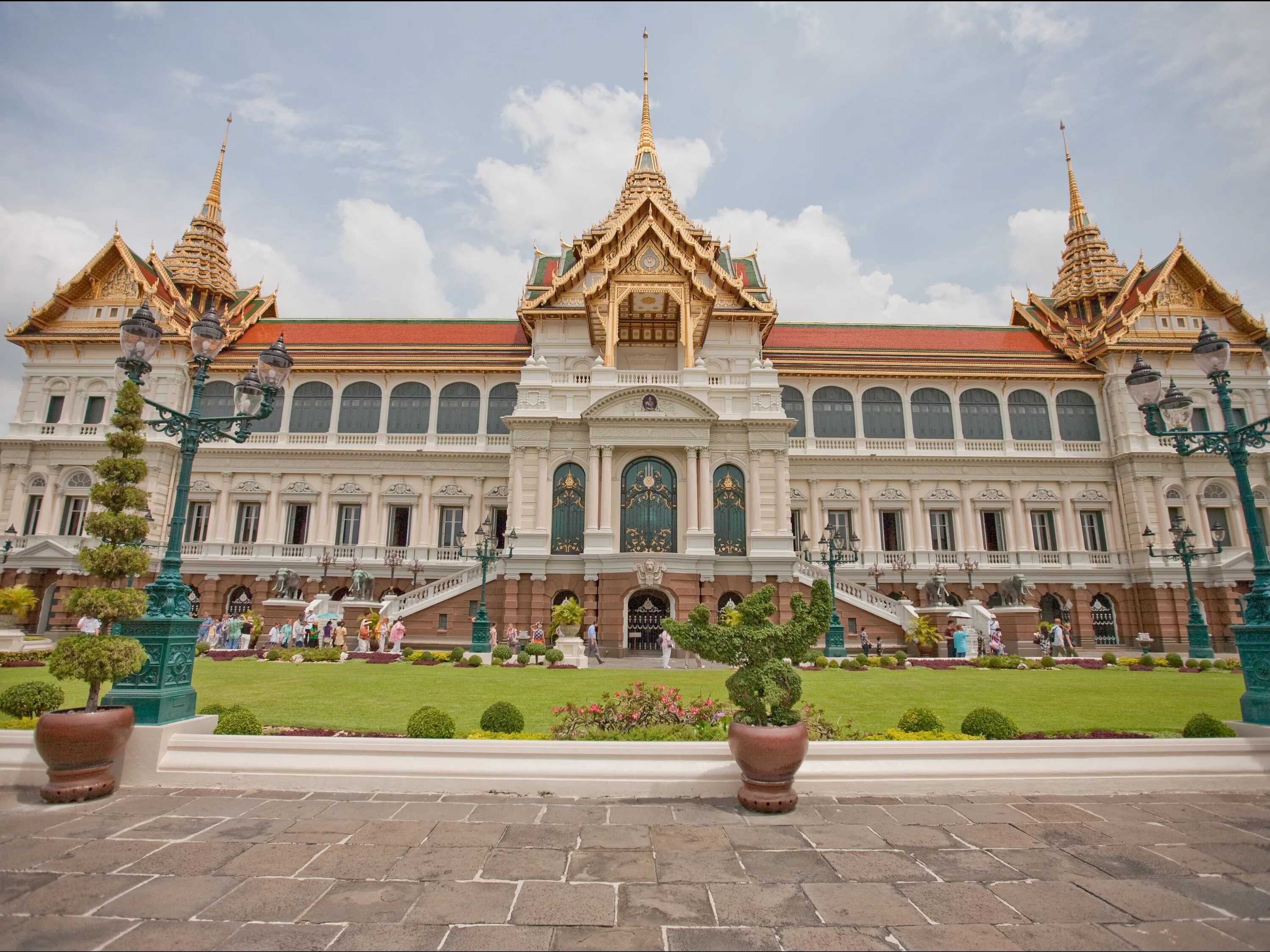 Чем знаменит бангкок. Королевский дворец в Бангкоке. Бангкок дворец короля. Большой Королевский дворец в Тайланде. Дворец чакри в Бангкоке.
