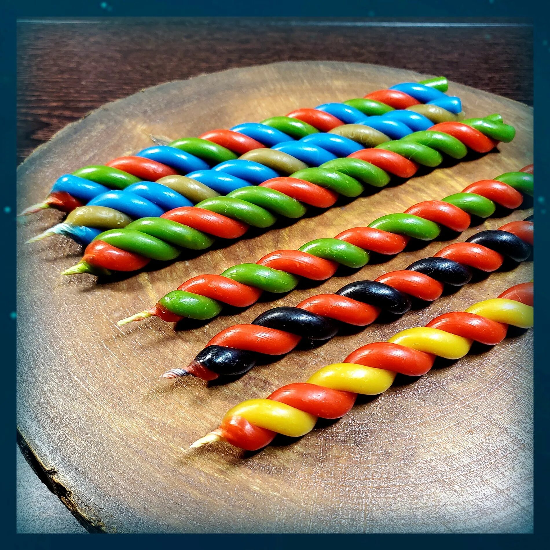 Скрутки свечей по цветам. Цветные свечи скрутки. Свечная скрутка синяя. Цветные свечи значение и как ими пользоваться. Красная свеча скрутка.