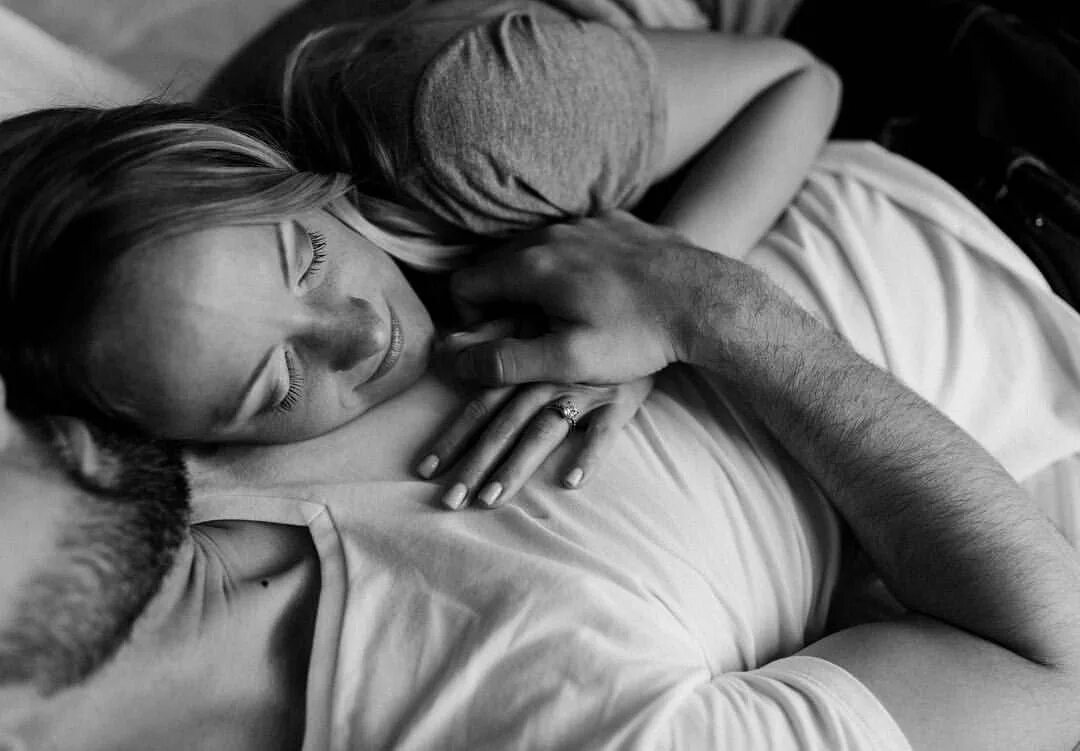 Снится вдвоем. Обнимаются в кровати. Позы спящих пар. Фотосессия в постели. Спать в обнимку.