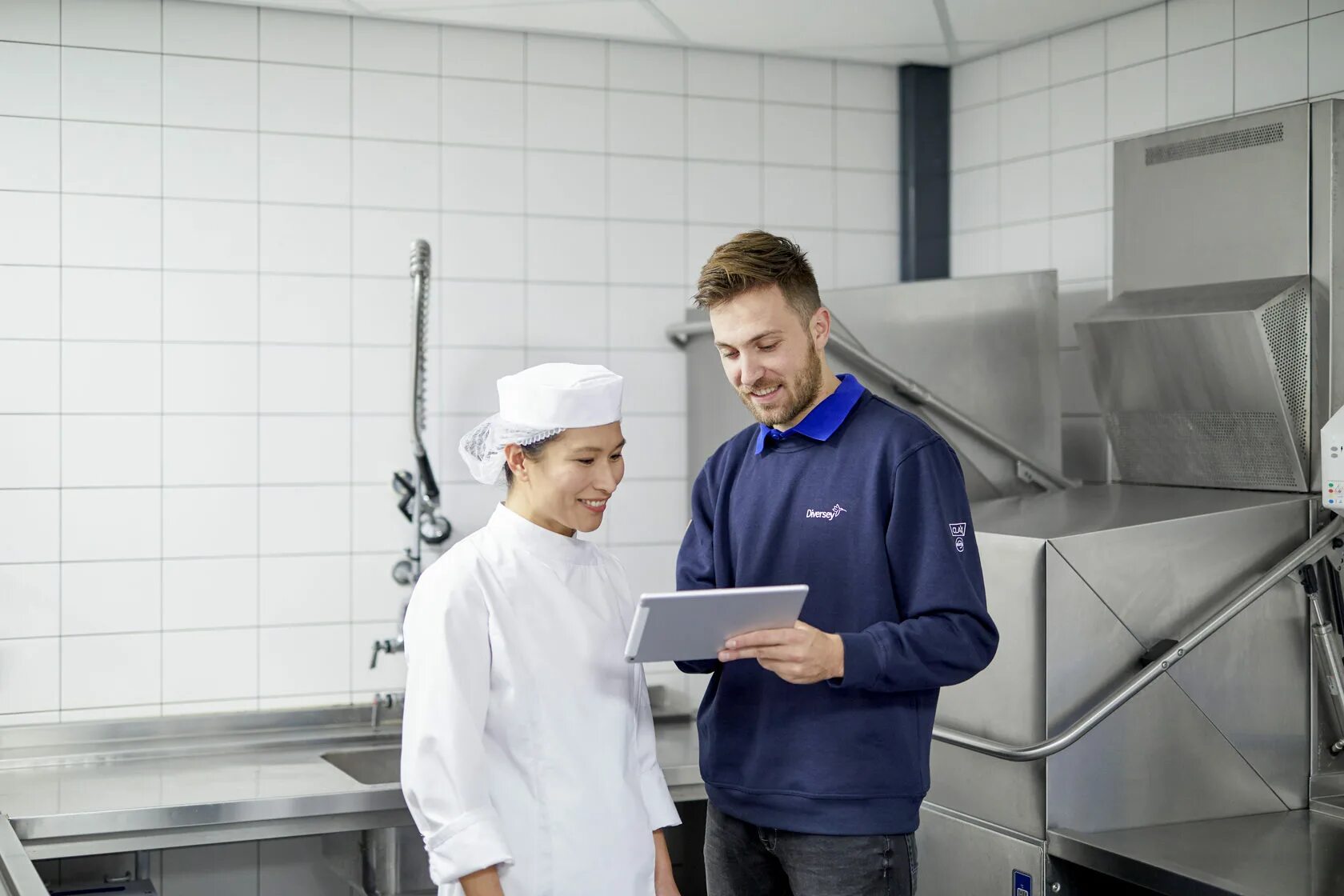 На предприятии 120 человек. Человек на складе. Инженер на заводе. Аудит промышленной безопасности. Инженер.