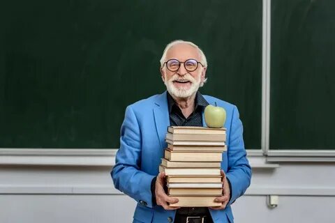 Загадочно улыбаясь профессор крутил в руках простенькую