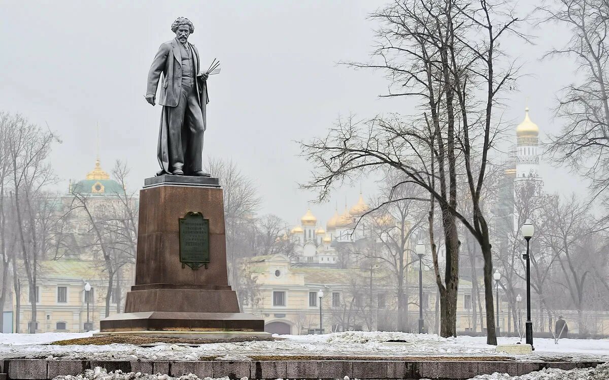 20 памятников москвы. Памятник Репину в Москве. Памятник Илье Репину в Москве. Памятник Репину в Москве на Болотной площади. Памятник Илье Репину на Болотной площади.