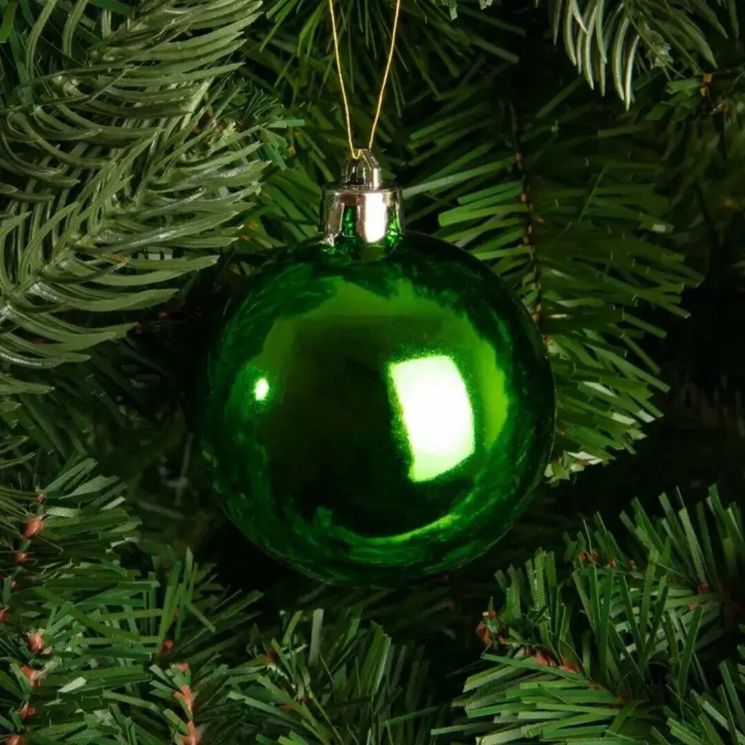 Елка зелеными шарами. Зеленые шары на елку. Зеленый шар на елке. Новогодняя елка зеленые шары. Новогодняя елка с зелеными игрушками.