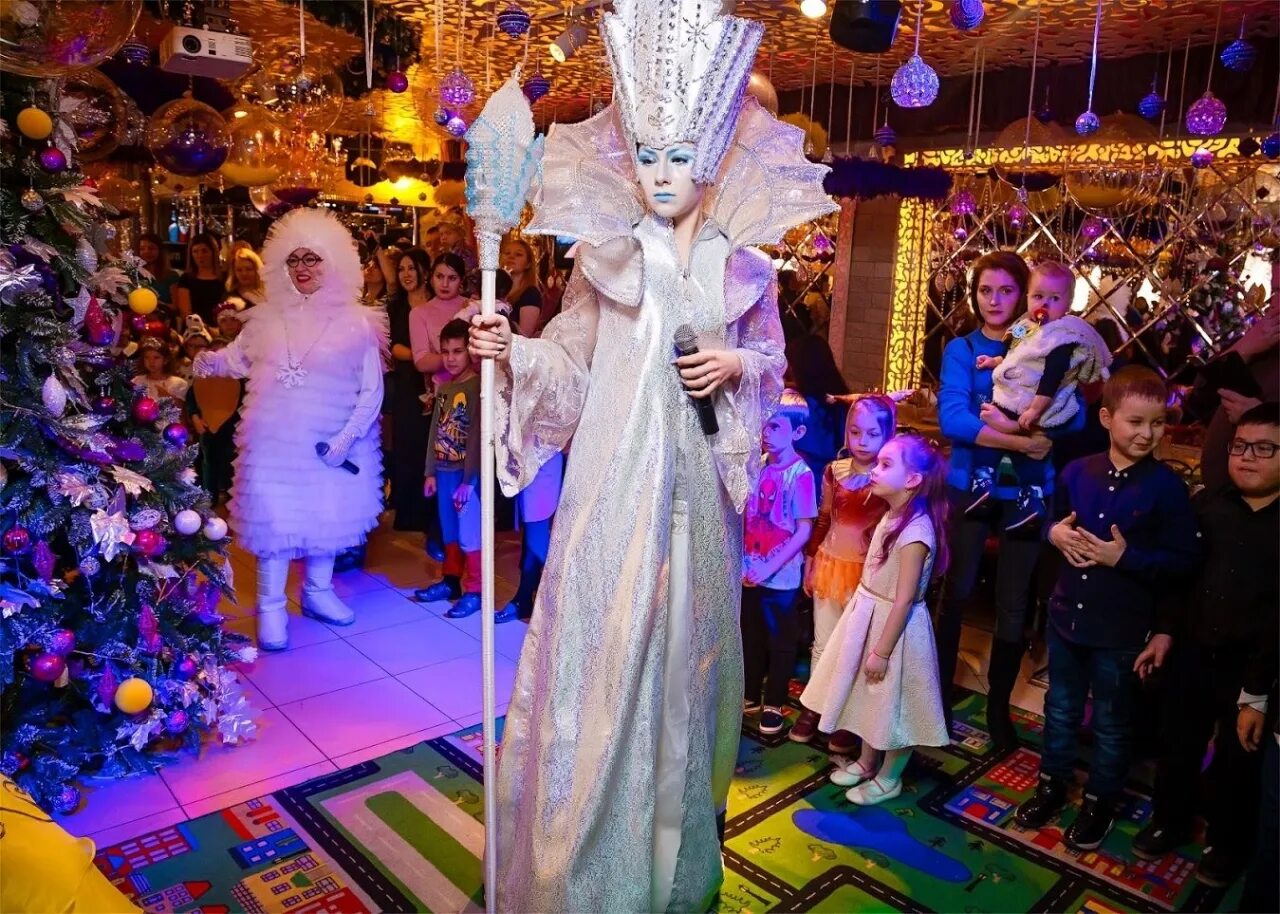 Аниматор королев. Бумажная дискотека для детей. Червовая королева из алисы в стране чудес. Аниматор королев. Маршал щенячий патруль аниматор.