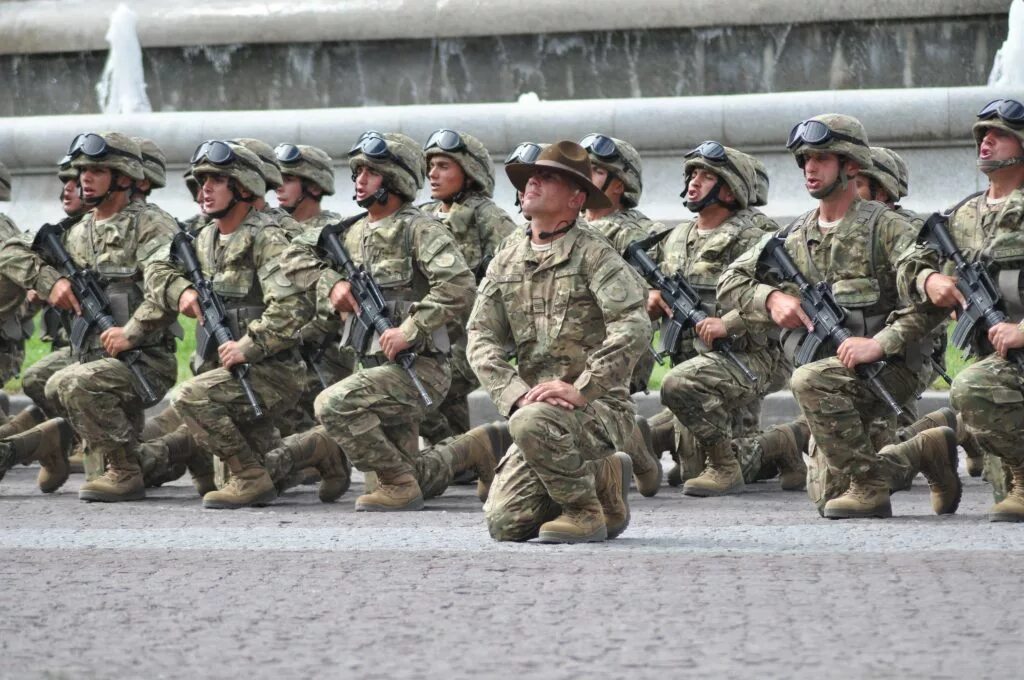 Избегать военно. Военный думает. Избегать военно. Подарок откосившему от армии. Стресс у военных.