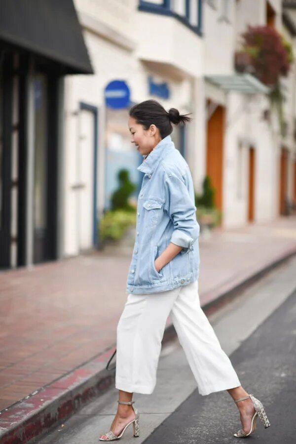 Брюки рубашка оверсайз. Широкикие брюки и белая рубашка. Белая рубашка оверсайз street style 2020. Образы с белой рубашкой. Рубашка оверсайз с брюками.